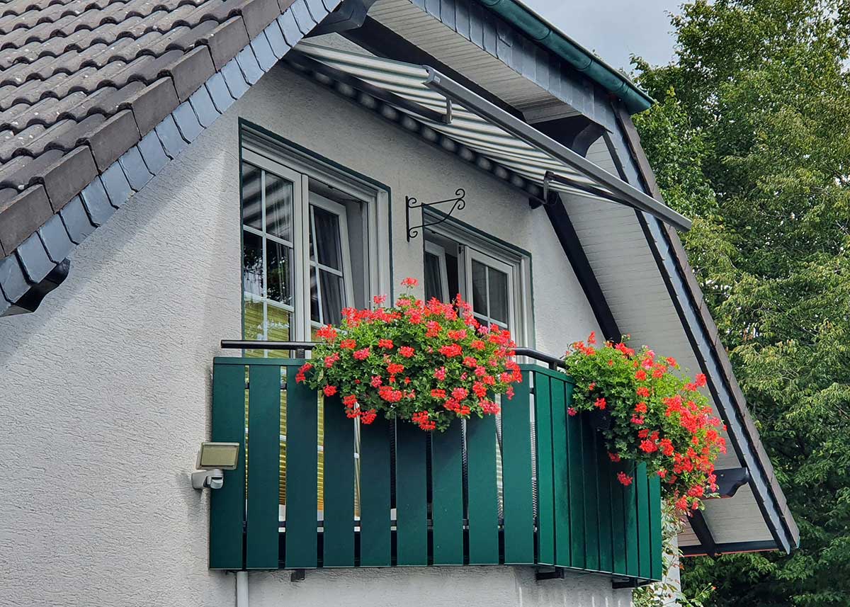 Balkonverkleidung mit Kunststoffbettern in Grün 