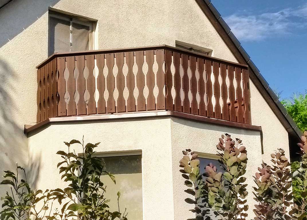 Balkonprofil geschwungenes Kunststoffbrett  aus stabilen  Qualitäts-Kunststoff  in Holzoptik