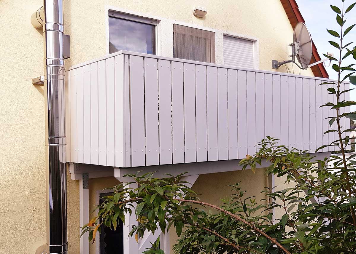 Balkonverkleidung mit Kunststoffbrettern in Weiß aus Qualitäts-Kunststoff