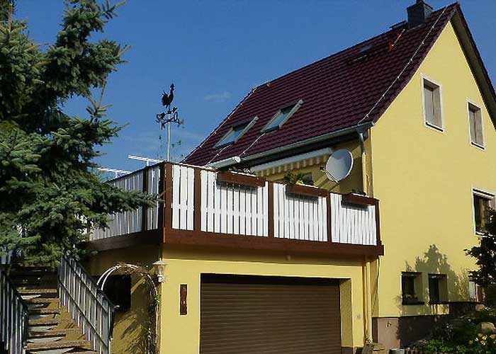 Balkonverkleidung mit Kunststoffbrettern in echter Holzoptik Nussbaum und Weiß aus Qualitäts-Kunststoff
