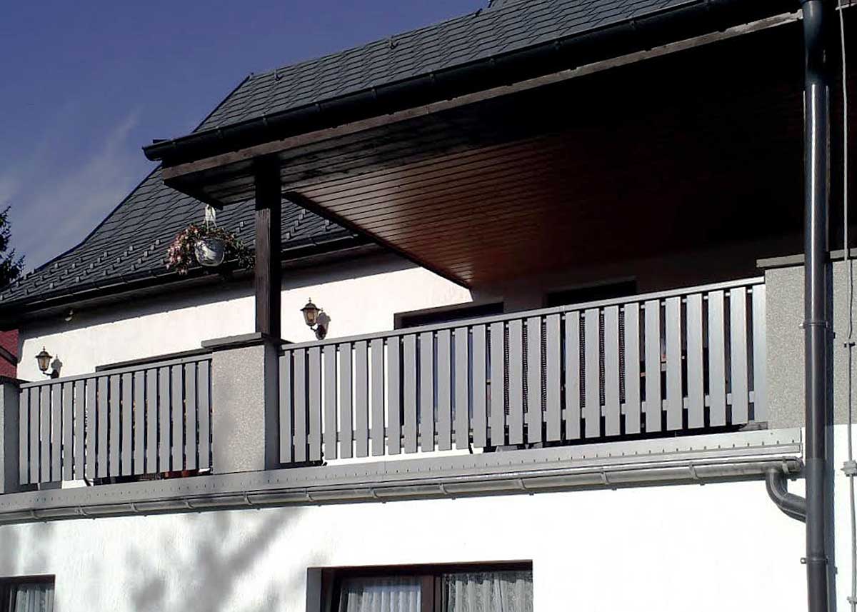 Balkonverkleidung mit Kunststoffbrettern in Grau aus Qualitäts-Kunststoff