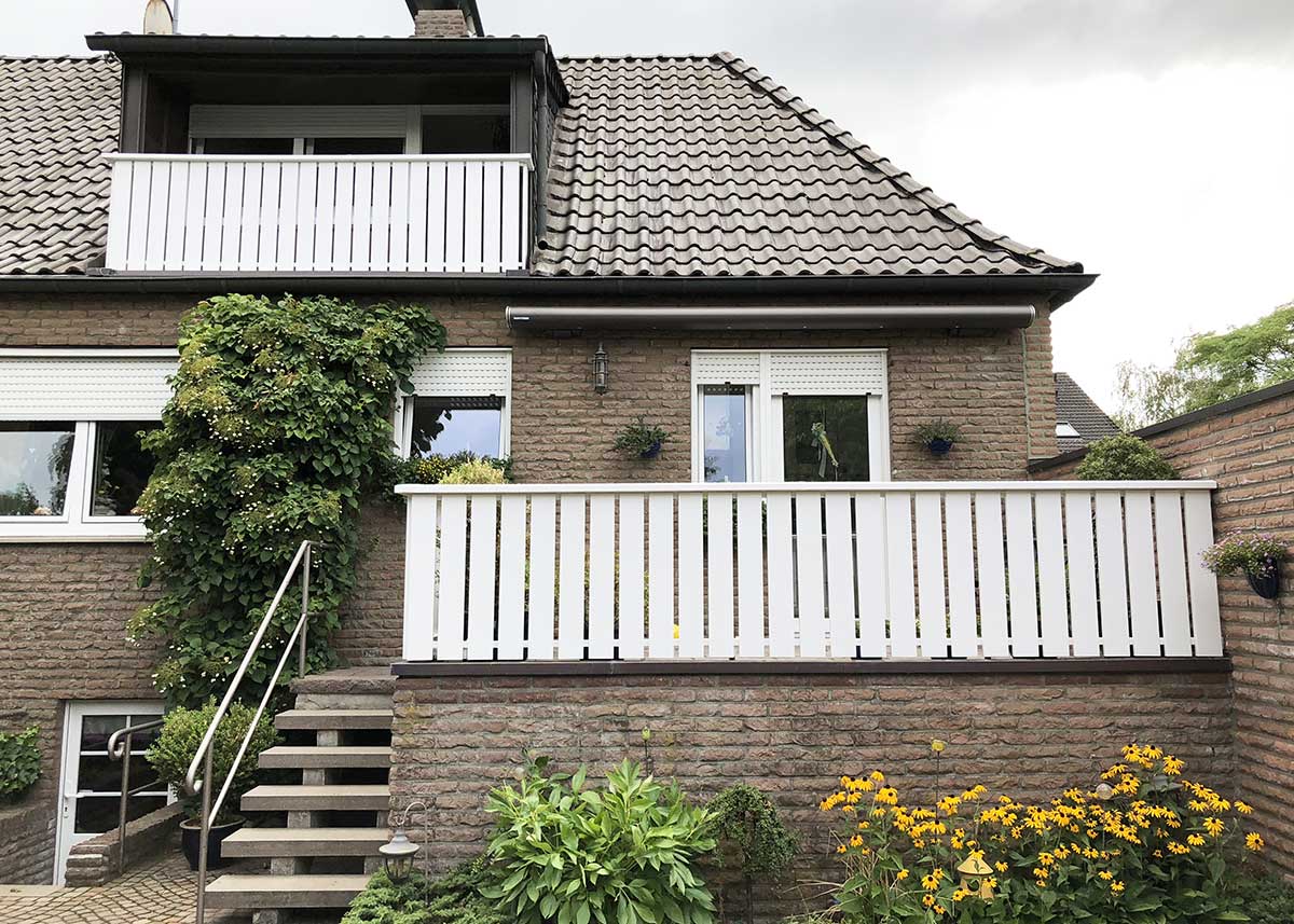 Weiße Balkonverkleidung aus Kunststoff – klare Linie, zeitloser Stil