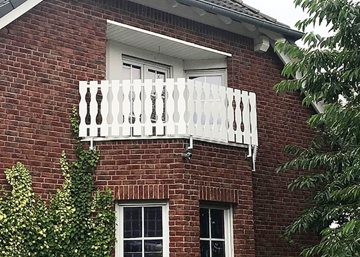 Balkonverkleidung geschwungenes Brett aus hochwertigen Qualitäts-Kunststoff, nie mehr streichen, in weiss