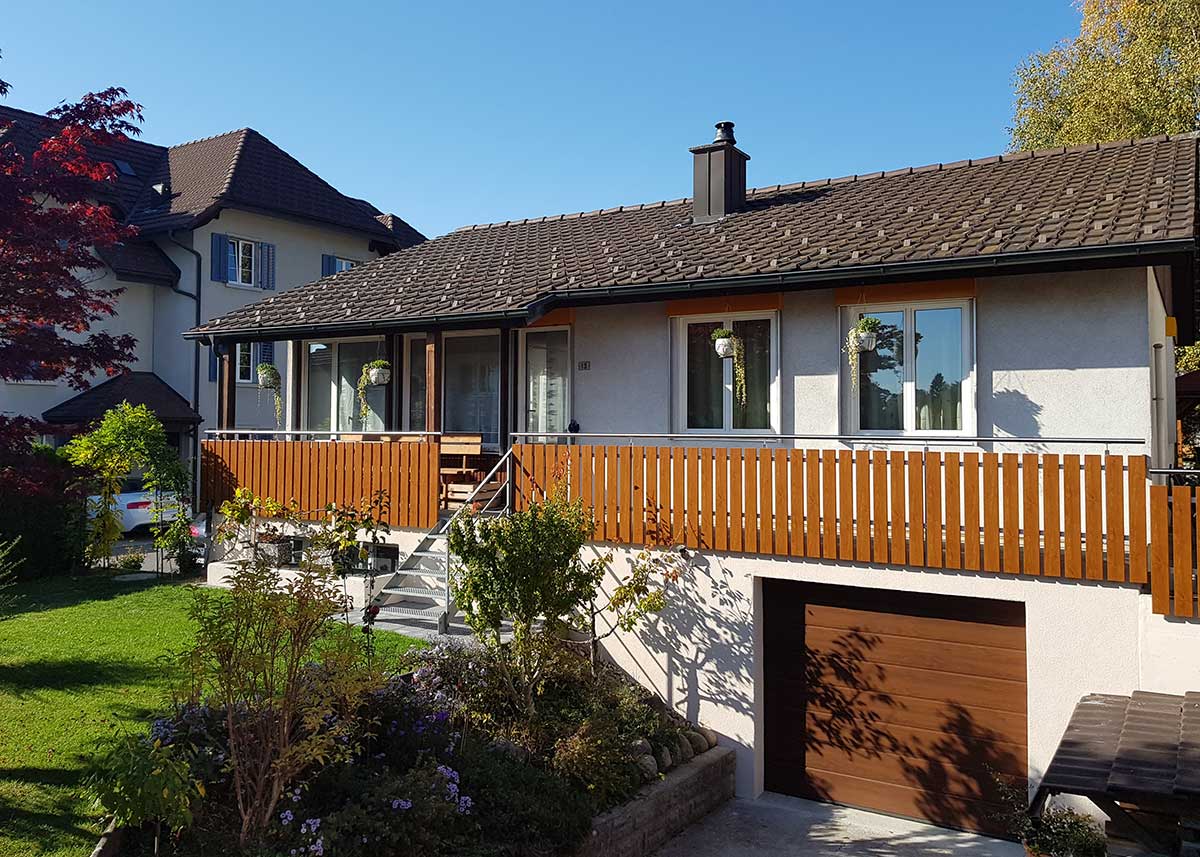 Balkon- und Terrassenverkleidung mit Geländer und Handlauf in Holzoptik aus Kunststoff