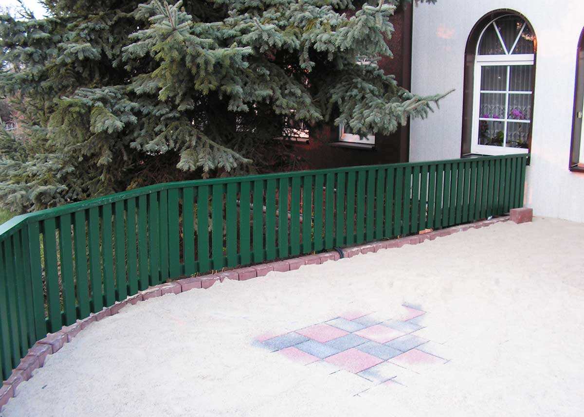 Balkonverkleidung, Geländer mit Kunststoffbrettern in dunklem Grün aus Qualitäts-Kunststoff