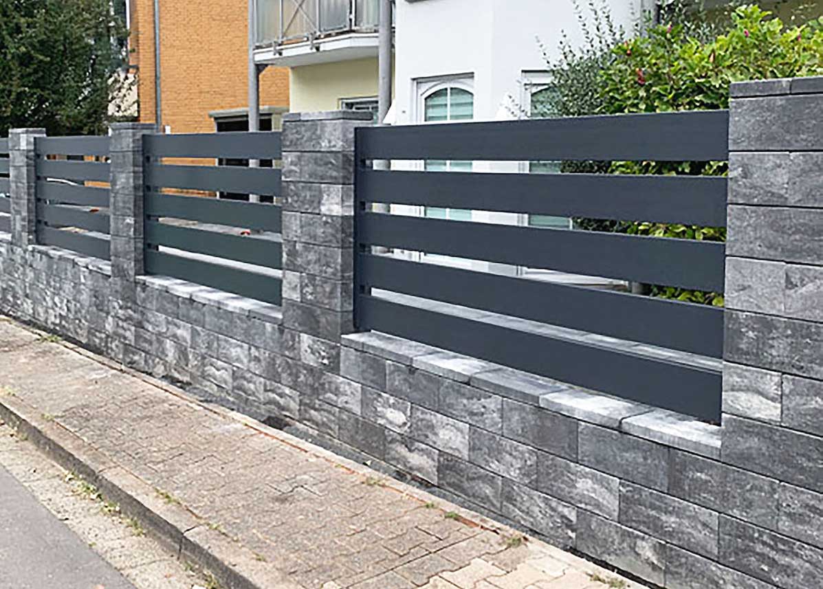 moderner Vorgartenzaun mit Querlatten in Anthrazit