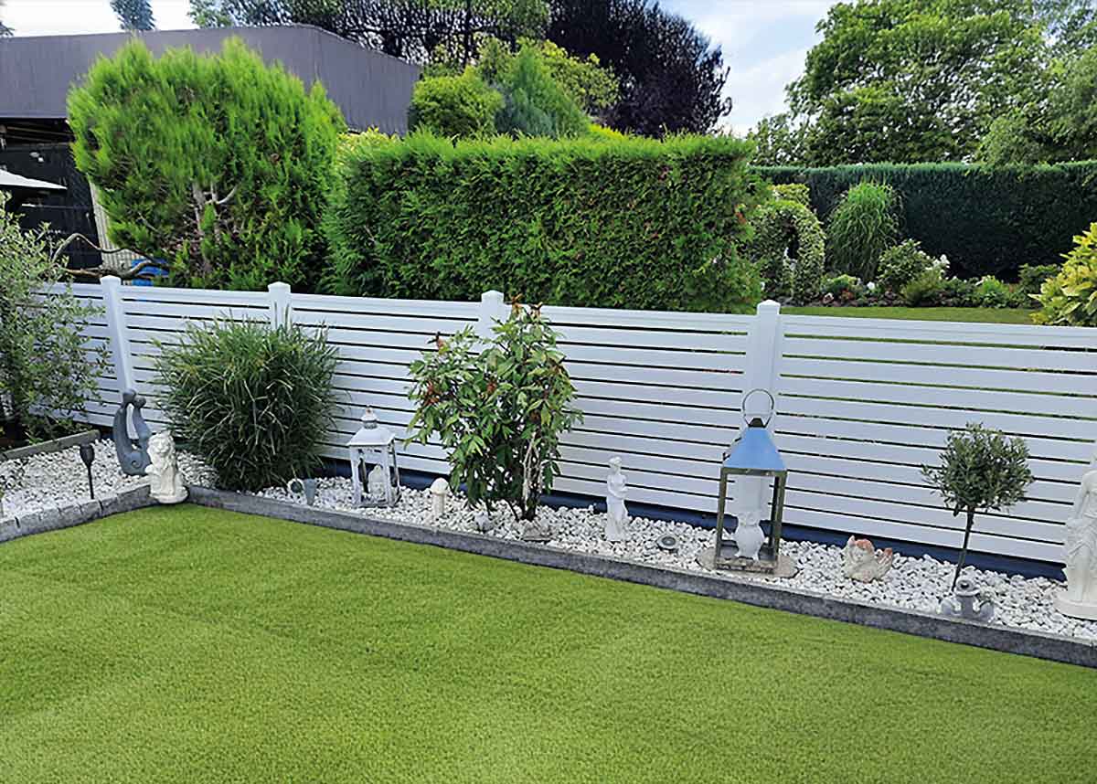 Moderner Gartenzaun aus Kunststoff mit Querlatten – luftiger Sichtschutz für stilvolle Gärten