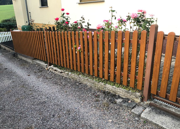 Lattenzaun Gartenzaun Vorgarten in Holzoptik aus hochwertigen Kunststoff 
