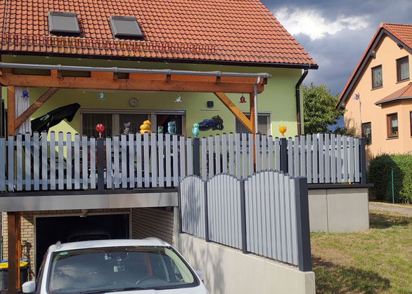 Gartenzaun Lattenzaun aus hochwertigen Kunststoffbrettern, Terrassenabgrenzung in Grau