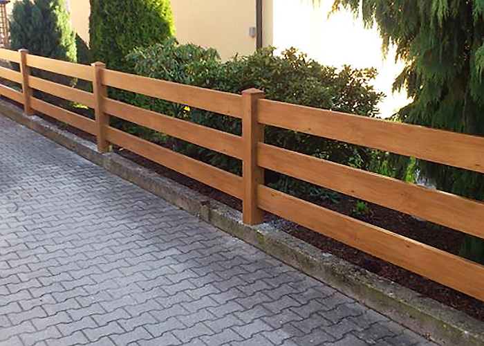 Koppelzaun Gartenzaun im Vorgarten in Golden Oak aus hochwertigen Kunststoff, mit passenden Pfosten
