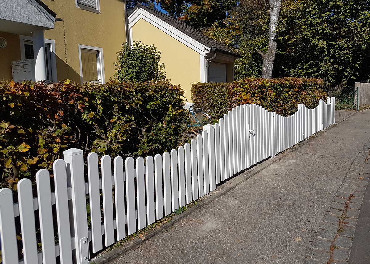 Lattenzaun Gartenzaun mit Unterbogen in Weiß aus hochwertigen Kunststoff, Gartentor mit Oberbogen