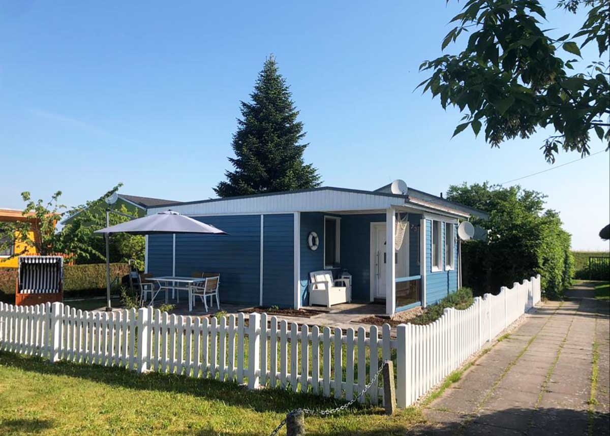Lattenzaun Gartenzaun in Weiß aus hochwertigen Kunststoff mit Unterbogen und passenden Pfosten