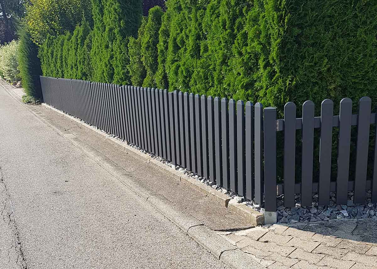 gerader Lattenzaun Gartenzaun in Anthrazit aus hochwertigen Kunststoff