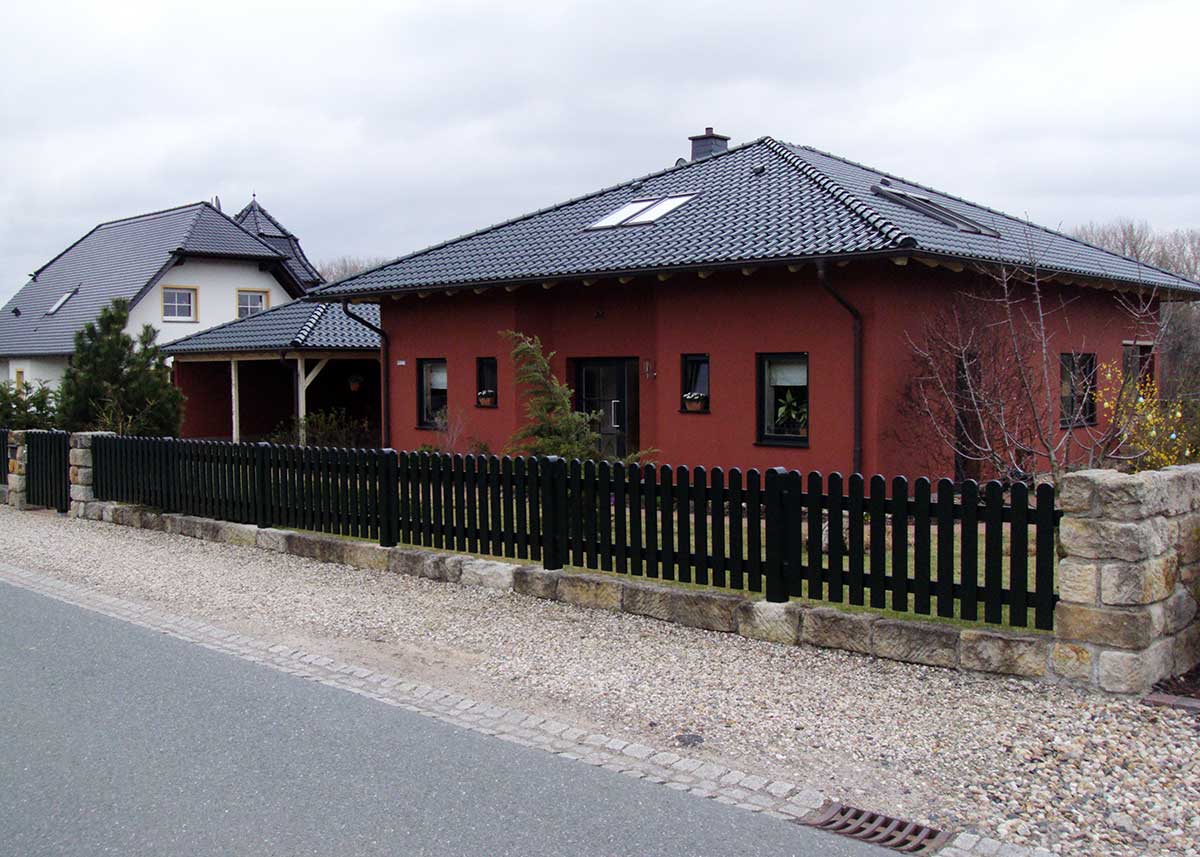 Lattenzaun Gartenzaun im Vorgarten in Anthrazit aus hochwertigen Kunststoff