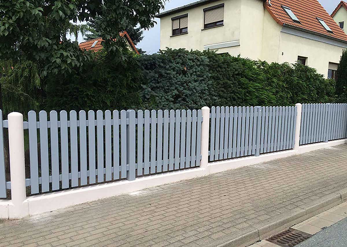 gerader Lattenzaun Gartenzaun in Grau aus hochwertigen Kunststoff 