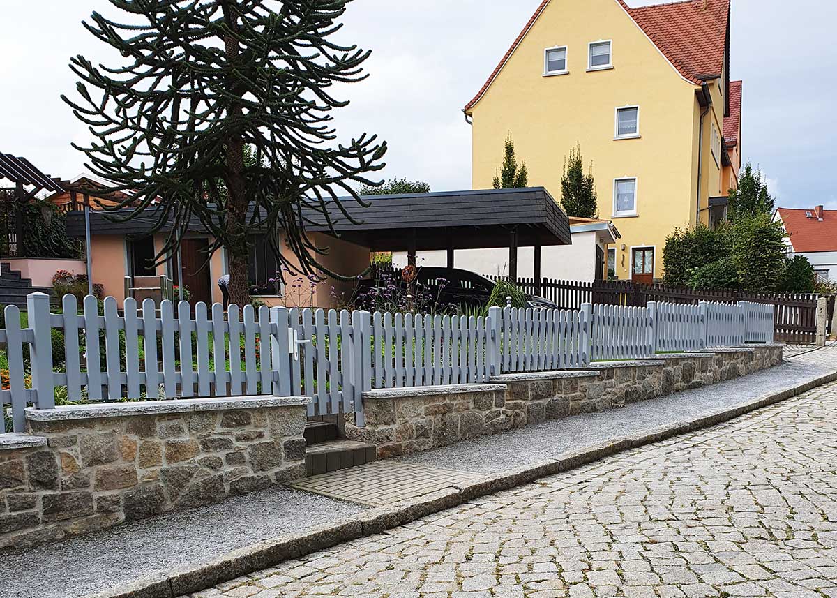 gerader Lattenzaun Gartenzaun in Grau aus hochwertigen Kunststoff , auf Mauer