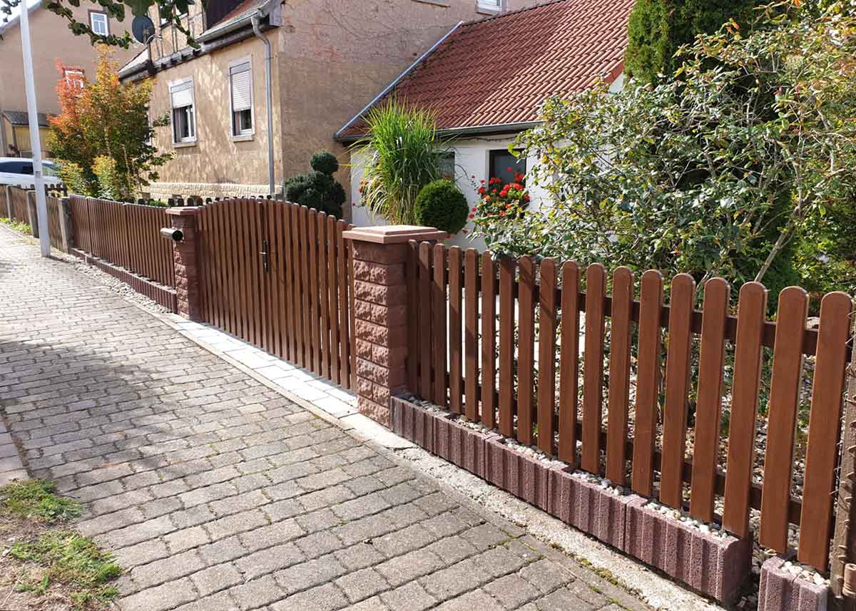 Gartenzaun Lattenzaun aus hochwertigen Kunststoffbrettern in Nussbaum Holzoptik mit Einfahrtstor