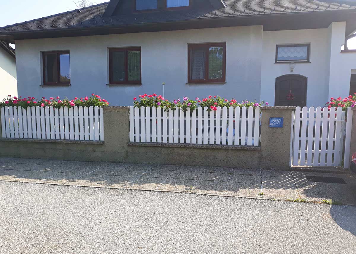 Zaun aus hochwertigen Kunststoff in Weiß mit Pforte