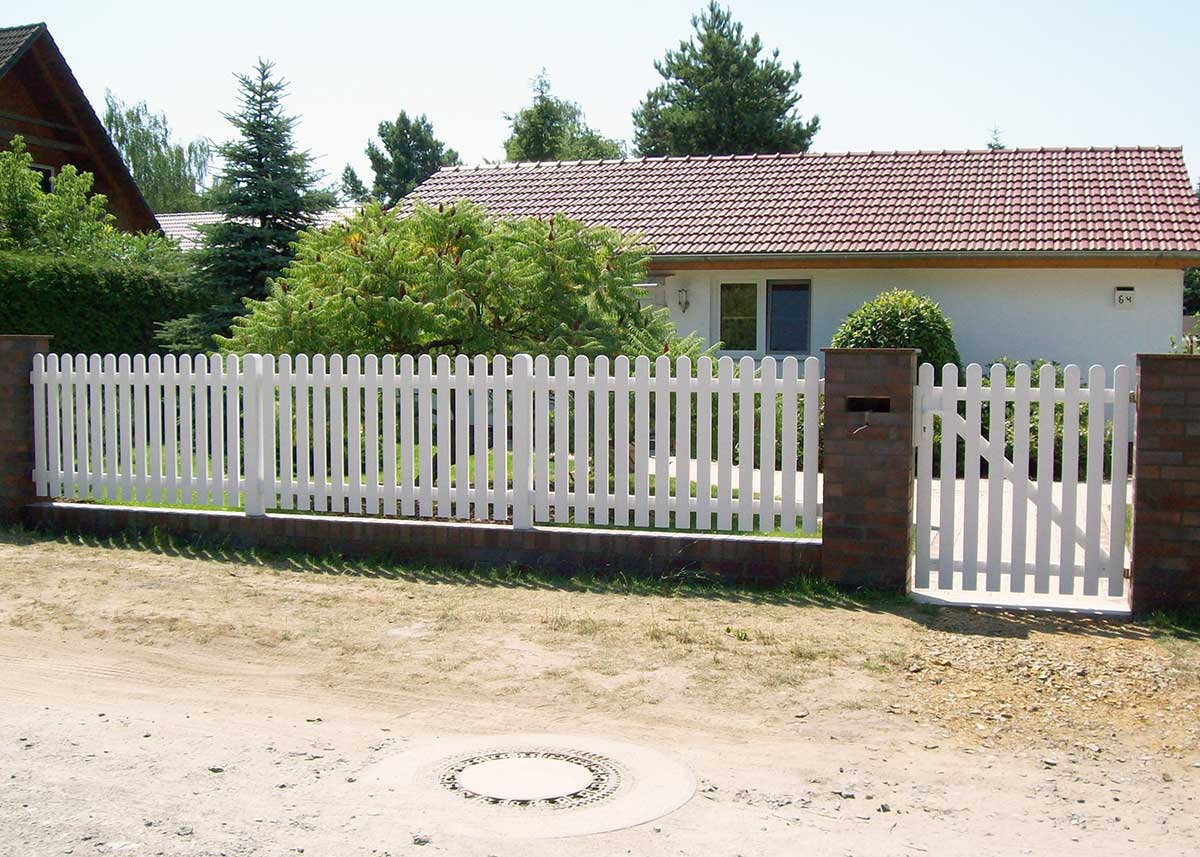 Friesenzaun aus hochwertigen Kunststoff in Weiß mit Gartenpforte, Zaun im Norden