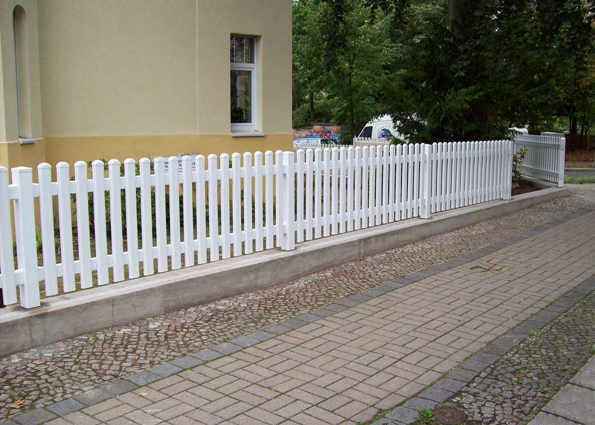 gerader Lattenzaun Gartenzaun in Weiß aus hochwertigen Kunststoff 