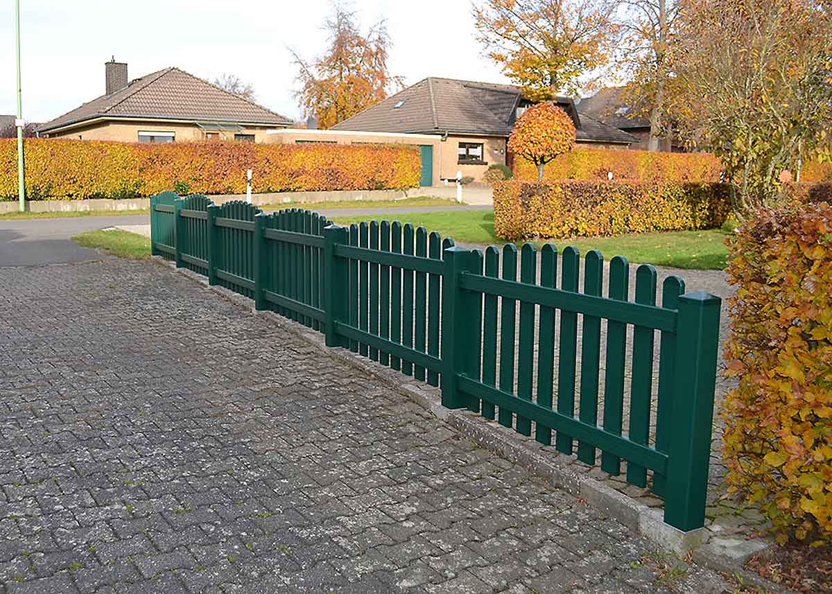 Lattenzaun natürliches Grün mit Oberbogen aus Kunststoff