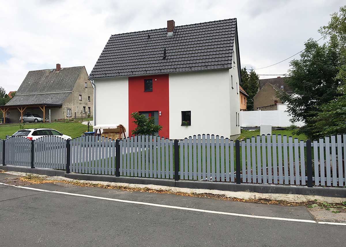Lattenzaun Gartenzaun in Grau aus hochwertigen Kunststoff mit Oberbogen