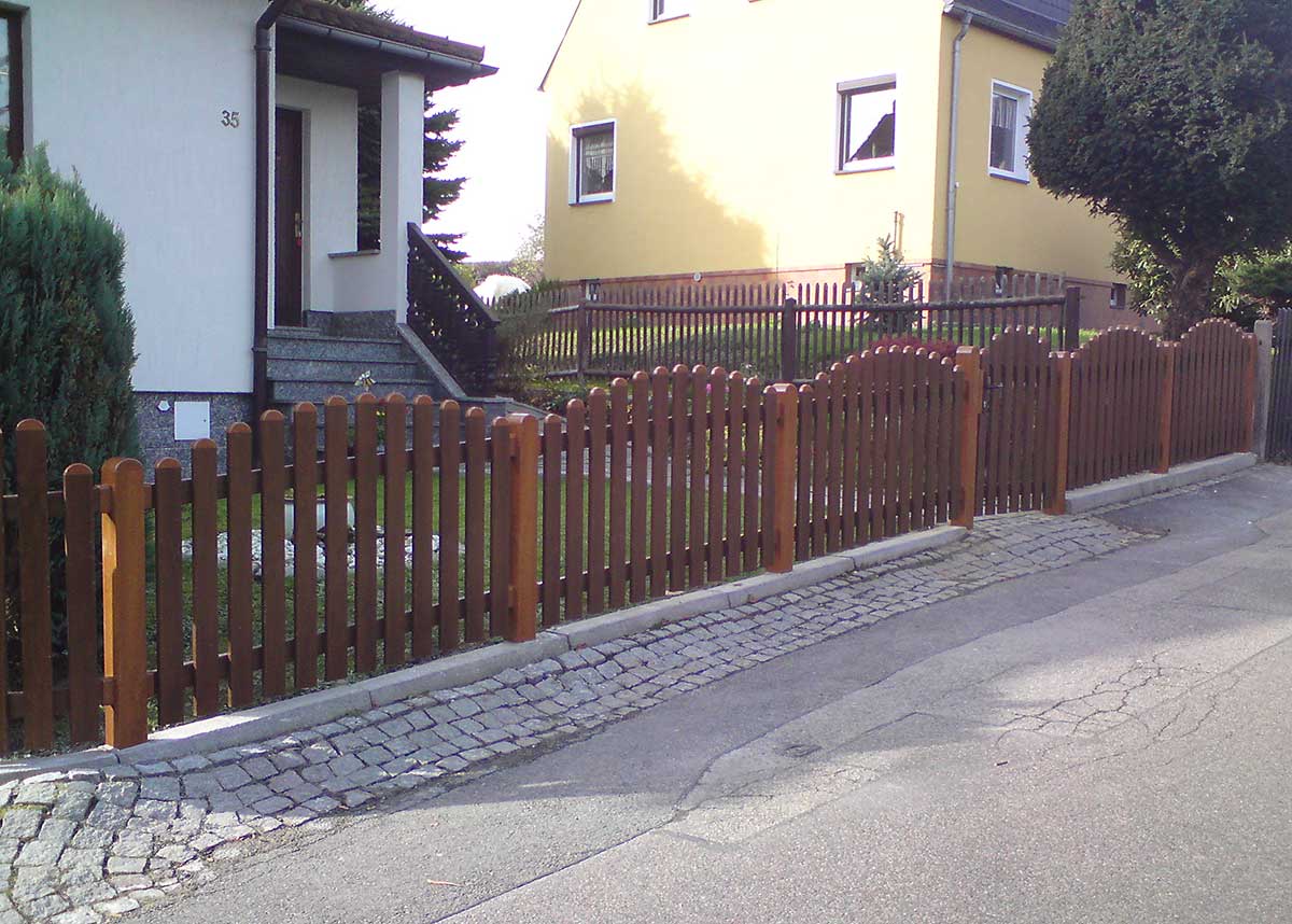 Lattenzaun Gartenzaun in Nussbaum Holzoptik, aus hochwertigen Kunststoff mit Oberbogen und passenden Pfosten