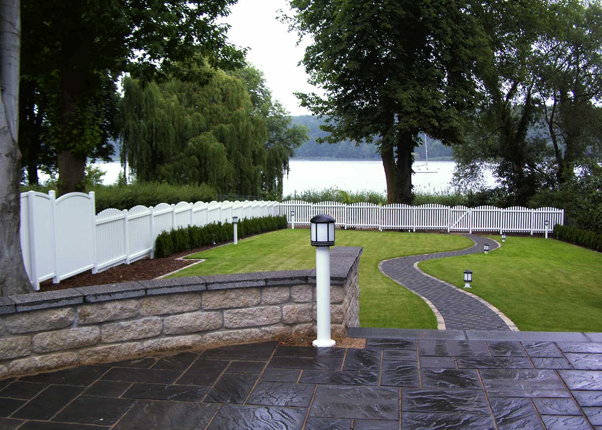Friesezaun, Gartenzaun in Weiß aus hochwertigen Kunststoff mit passenden Sichtschutz am See