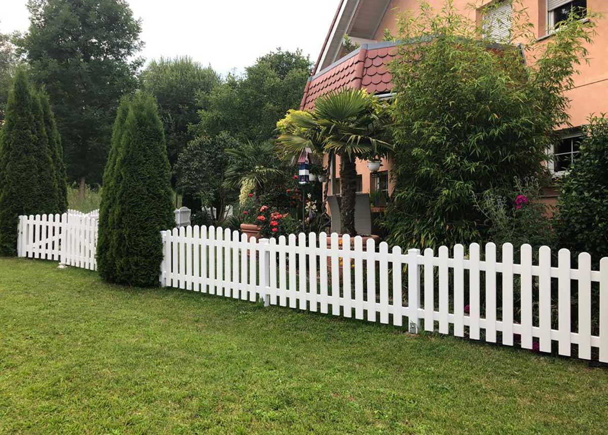 Zaun aus hochwertigen Kunststoff in Weiß mit Einfahrtstor