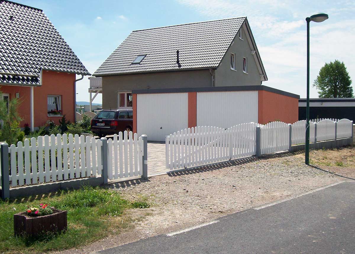 Lattenzaun Gartenzaun in Weiß aus hochwertigen Kunststoff mit Oberbogen