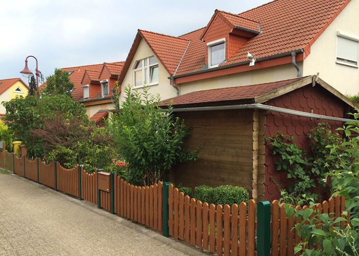 Lattenzaun Gartenzaun in Holzoptik aus hochwertigen Kunststoff mit Unterbogen und Moosgrünen Pfosten