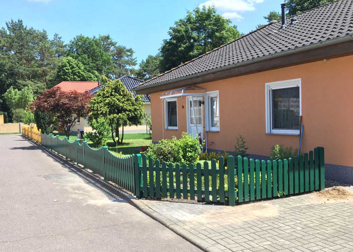 Gartenzaun Lattenzaun aus hochwertigen Kunststoffbrettern in grün