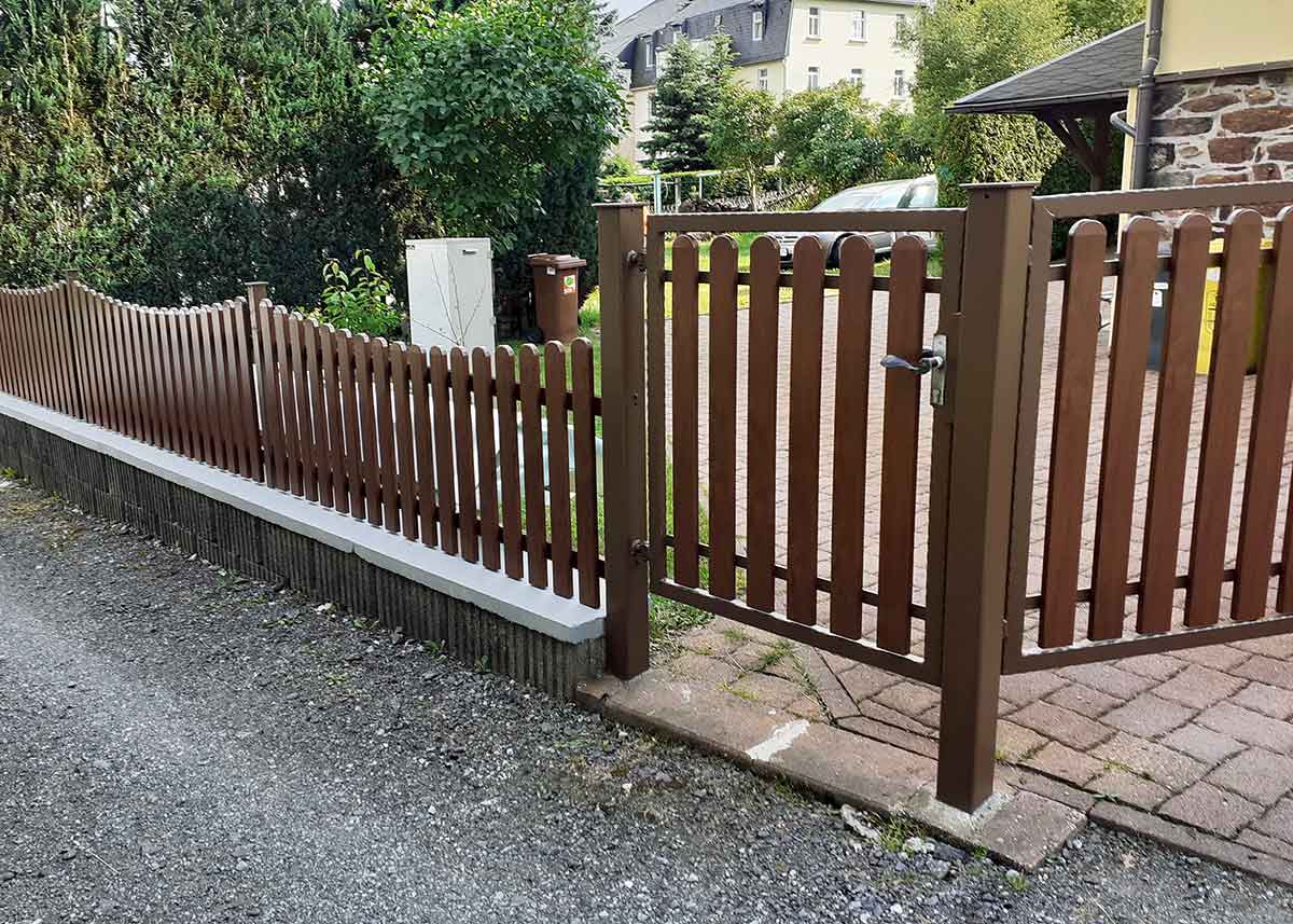 Lattenzaun Gartenzaun in Holzoptik aus hochwertigen Kunststoff mit Unterbogen