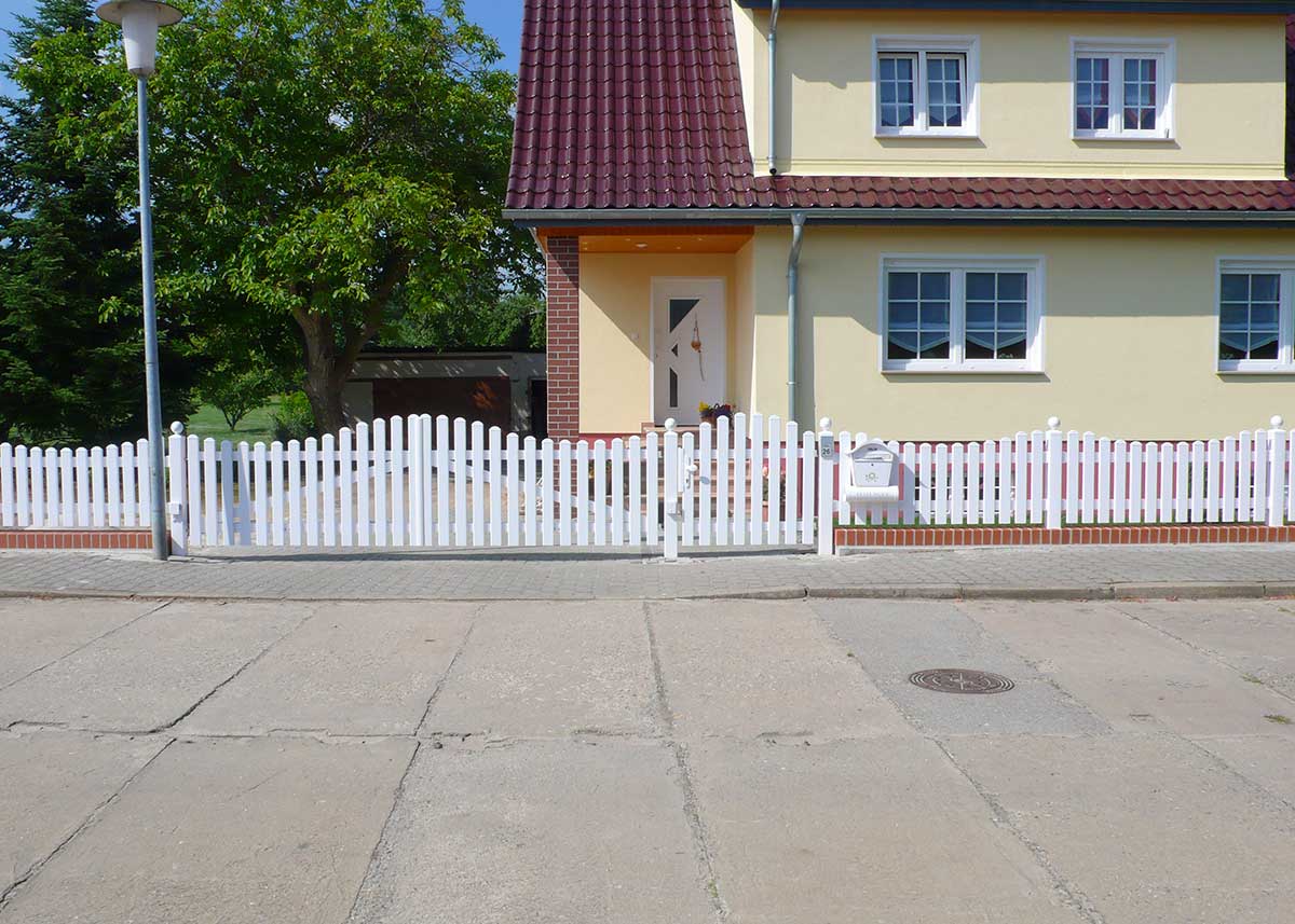 Lattenzaun Gartenzaun in Weiß aus hochwertigen Kunststoff  mit Bogen und Toranlage in der Einfahrt, Vorgarten