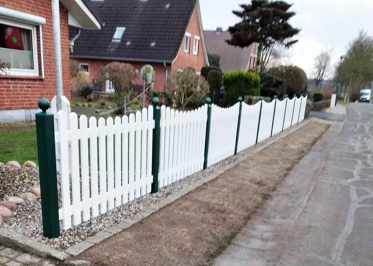 Friesezaun Gartenzaun in Weiß und Moosgrün aus hochwertigen Kunststoff mit Unterbogen 