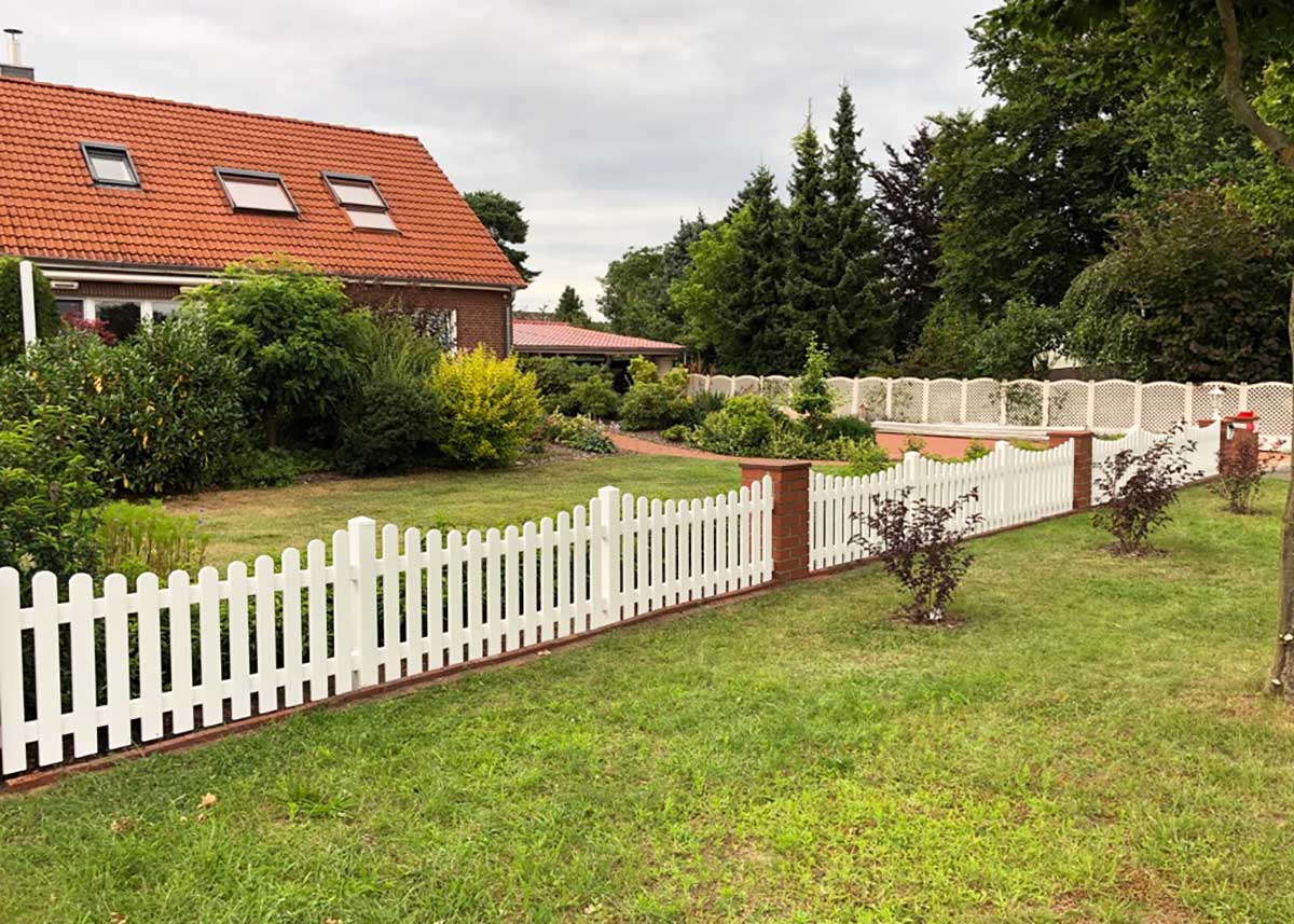 Lattenzaun Gartenzaun in Weiß aus hochwertigen Kunststoff mit Unterbogen