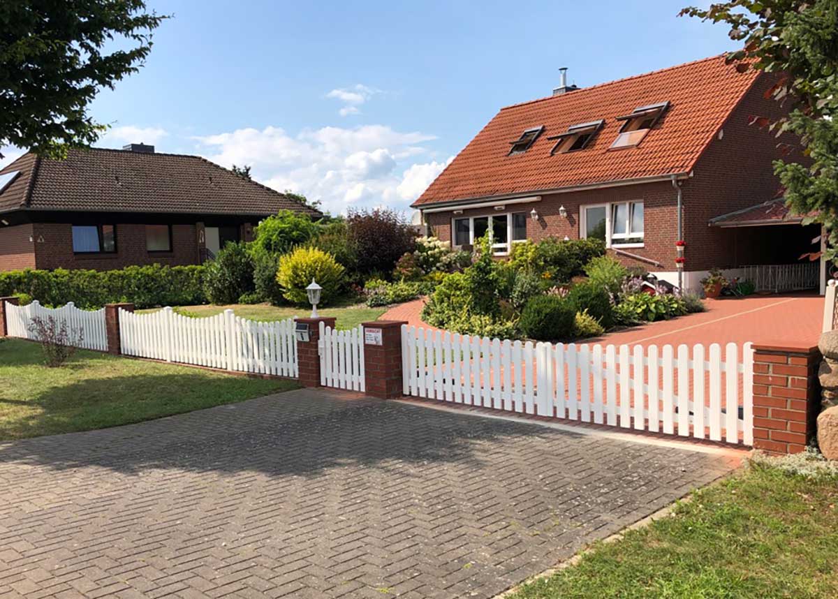 Weißer Lattenzaun mit Unterbogen – Landhausstil mit Charme und Charakter