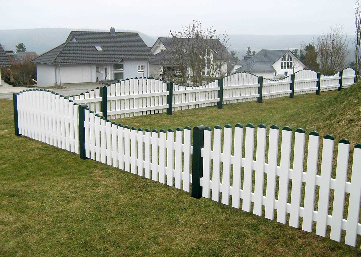 wellenförmiger Lattenzaun Gartenzaun in Weiß aus hochwertigen Kunststoff mit Oberbogen und Unterbogen, Pfosten in Moosgrün