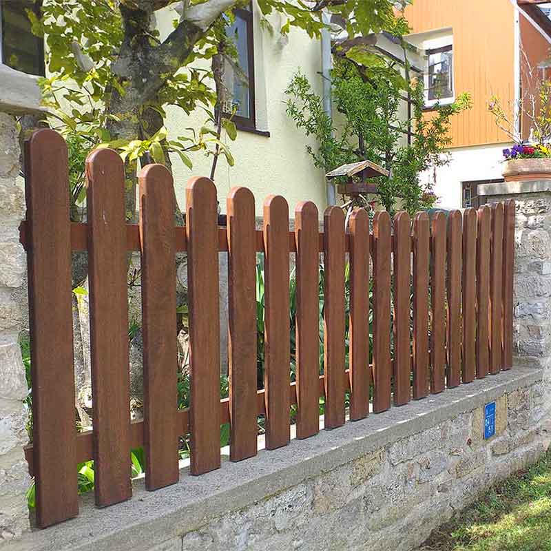 Lattenzaun UNTERBOGEN in Nussbaum Lattenzaun UNTERBOGEN in Nussbaum