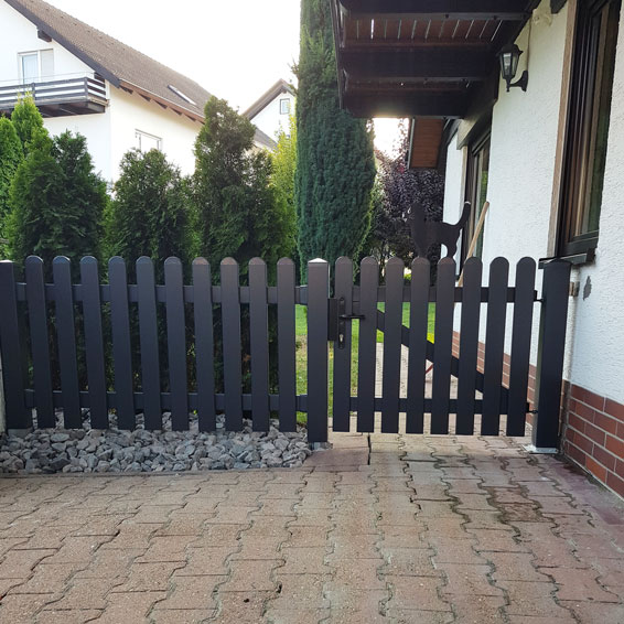 Lattenzaun in Anthrazit mit passenden Gartentor