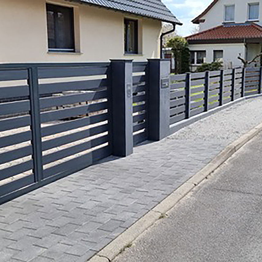 Querlattenzaun in Anthrazit, passend zu grauen Mauerelementen kombiniert