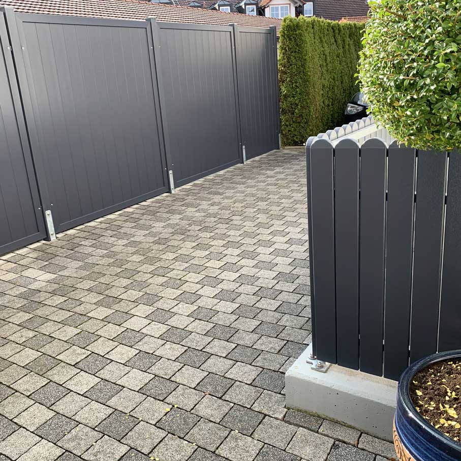 Lattenzaun mit passenden Sichtschutzzaun in Astfichte Moosgrün an der Straßenseite vom Haus