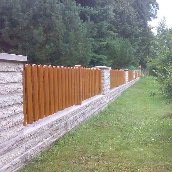 Lattenzaun in golden Oak auf einer Mauer montiert im Garten