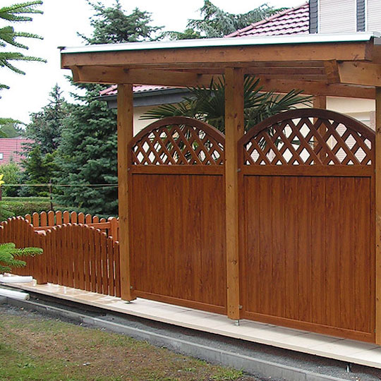 Lattenzaun mit Sichtschutz in Golden Oak Lattenzaun mit Sichtschutz in Golden Oak