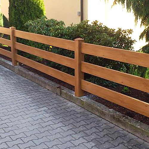 Lattenzaun in Golden Oak mit Unterbogen im Garten