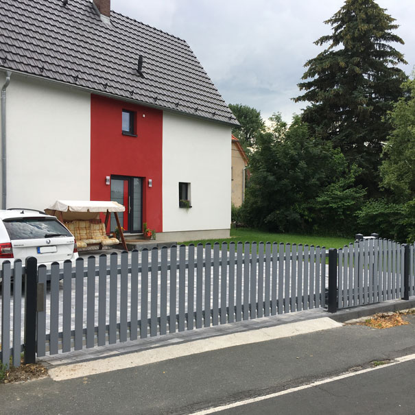 Lattenzaun mit Tor in Grau Lattenzaun mit Tor in Grau, elektrischer Antrieb