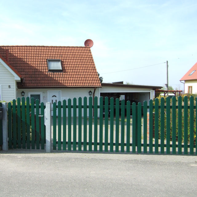 Lattenzaun in Moosgrün mit Hoftor