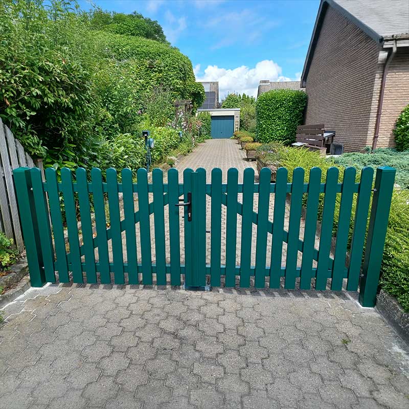 Lattenzaun GERADE in Moosgrün Lattenzaun GERADE in Moosgrün