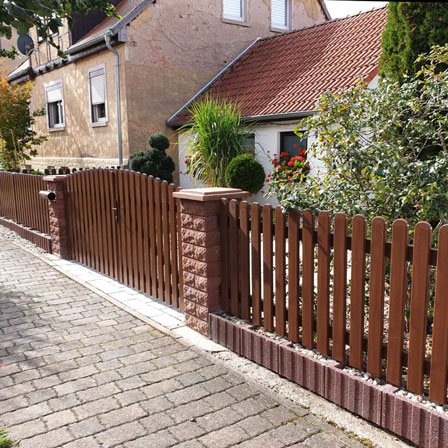 Lattenzaun GERADE in Nussbaum Lattenzaun GERADE in Nussbaum