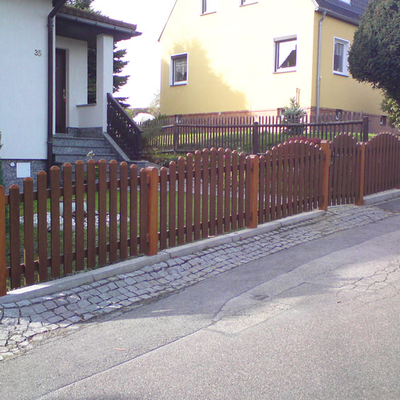 Lattenzaun OBERBOGEN in Nussbaum Lattenzaun in Nussbaum Holzoptik als Vorgartenzaun